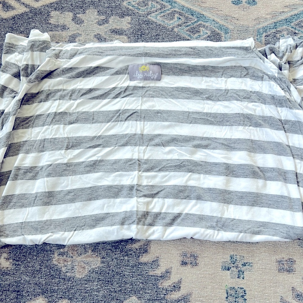 Itzy Ritzy 4-in-1 Nursing Cover EUC